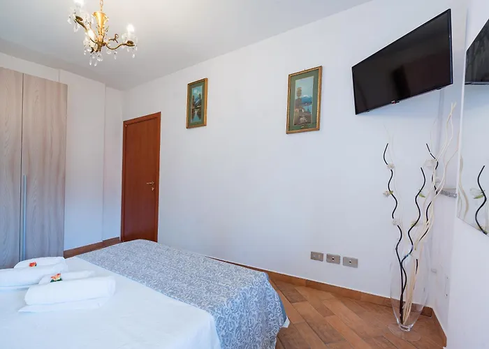 La Corte And Restaurant - Free Parking - 10 Minutes To The And Centre 4*