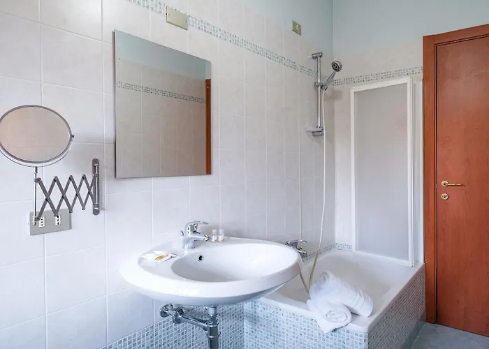 La Corte And Restaurant - Free Parking - 10 Minutes To The And Centre 4* Tavernerio